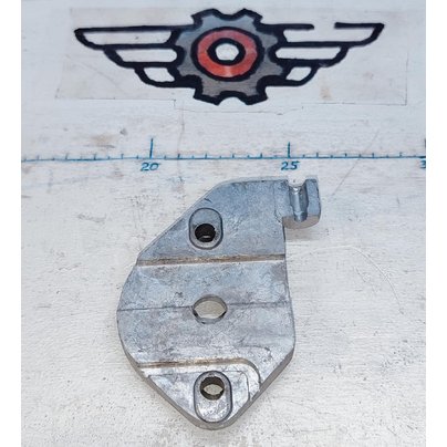 Корпус МАЗ замка капота (ПРАВЫЙ) 6430-8406018-010 ОЗАА